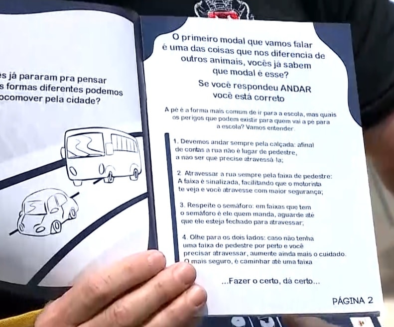 Agentes distribuem panfletos sobre segurança no trânsito em escola municipal