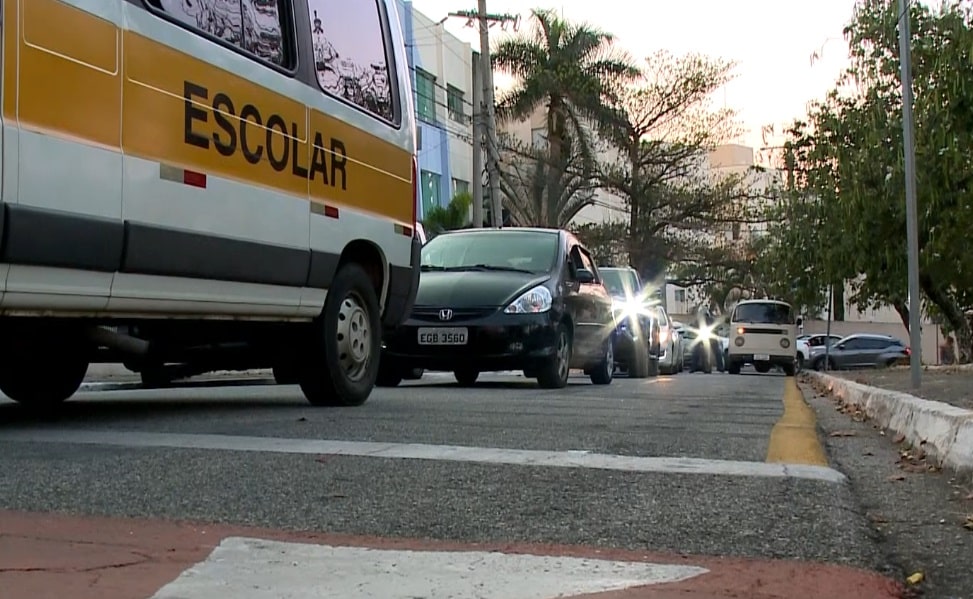 Moradores reclamam de trânsito em frente à escola