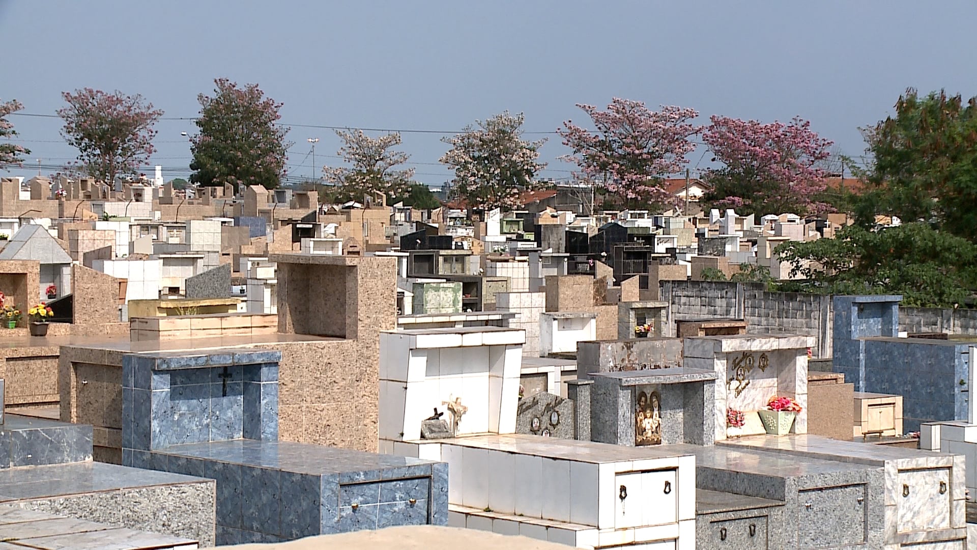 Famílias e trabalhadores reclamam de furtos em cemitério de Votorantim