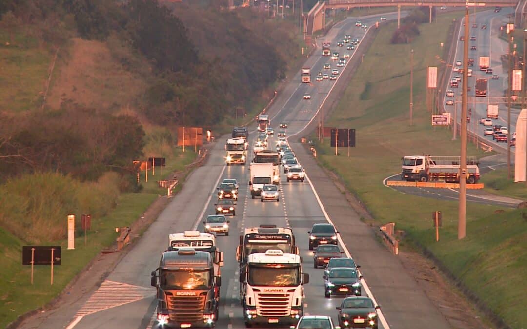 Fluxo de veículos aumenta nas rodovias na saída para o feriado prolongado