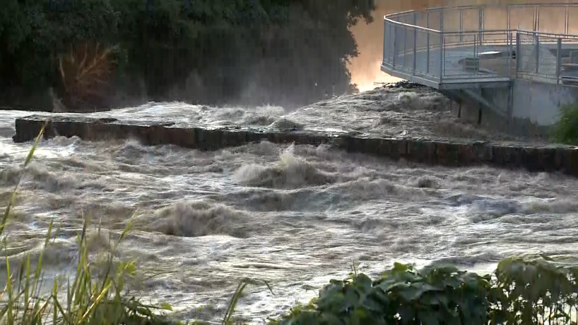 Rio Tietê transborda e rua fica interditada em Salto