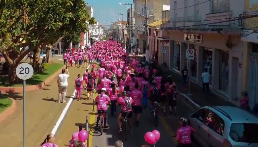 Caminhada em Itu promove conscientização sobre o câncer de mama