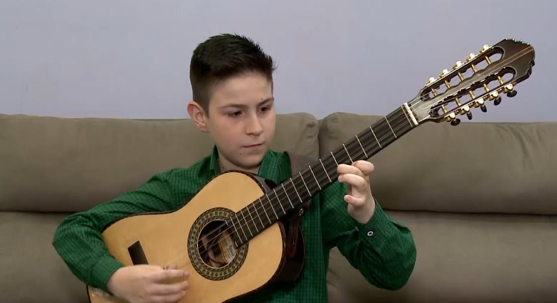 Criança Talentosa tocando viola