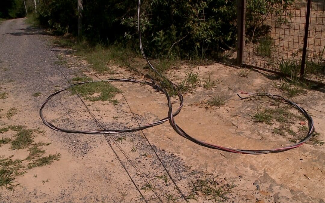 Moradores de Araçoiaba da Serra ainda sofrem com a falta de energia uma semana após temporal