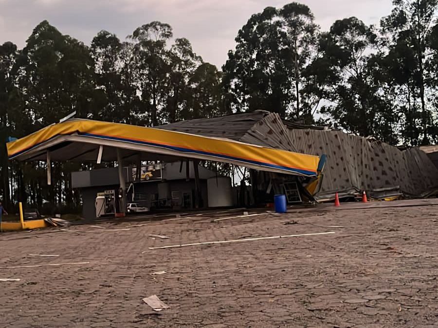 Estrutura de posto cai após vento e chuva em Capela do Alto