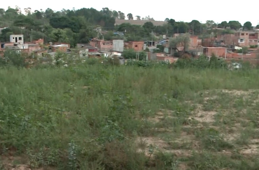 Moradores reclamam de campo de futebol abandonado em Sorocaba