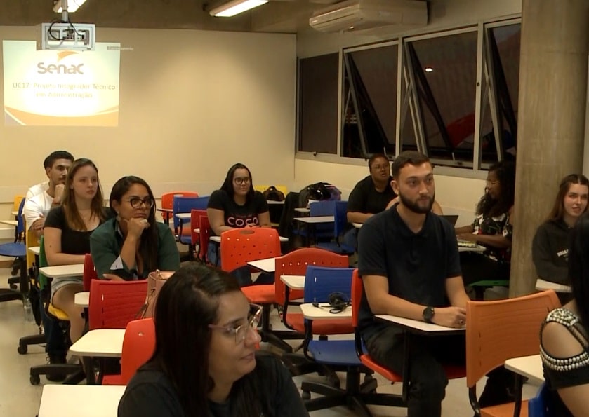 Estudantes aprendem na prática em curso técnico em administração em Jundiaí