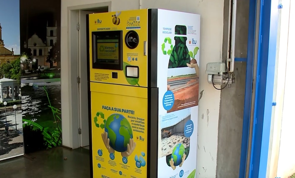 Máquina de reciclagem gera crédito em dinheiro para moradores de Itu