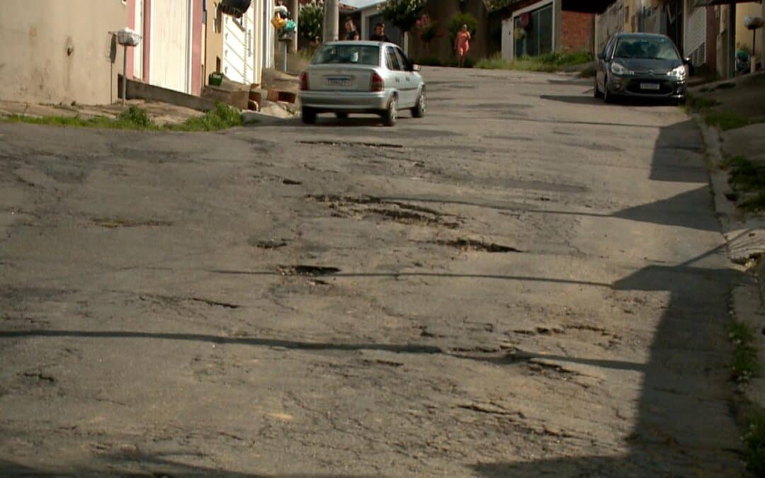 Moradores de Mairinque reclamam de ruas com buracos