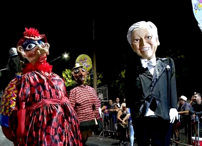 Bonecões são preparados para o desfile de carnaval em Salto