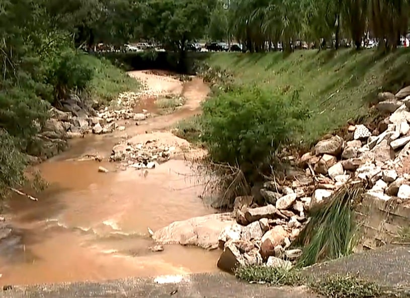 Córrego transborda e causa estragos em cruzamento de avenidas