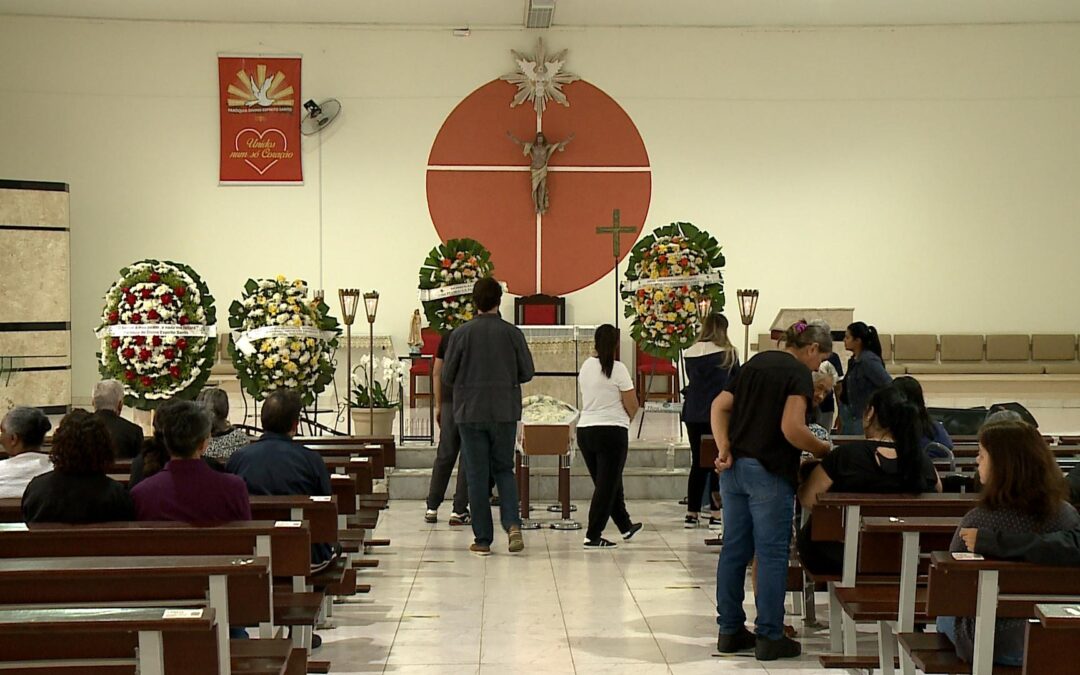 Familiares se despedem de vigilante morto em assalto em Sorocaba