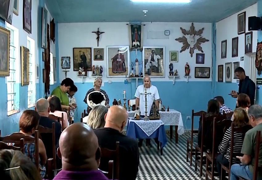 Fiéis rezam terço em capela atingida pela chuva em Sorocaba