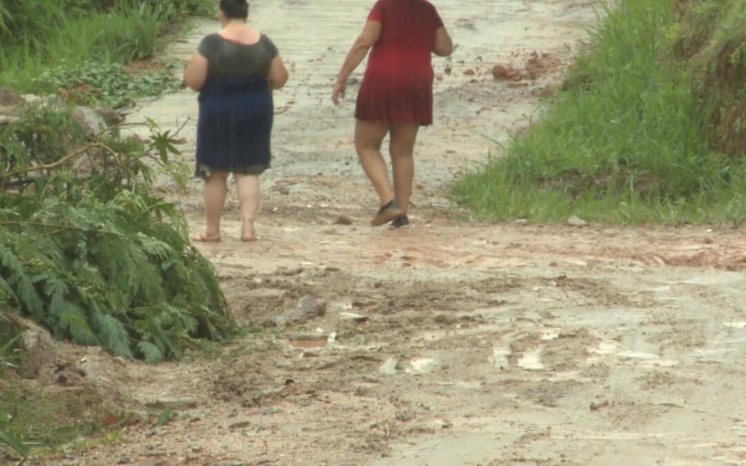 Moradores da zona rural de Votorantim reclamam de estrada com buracos e lama