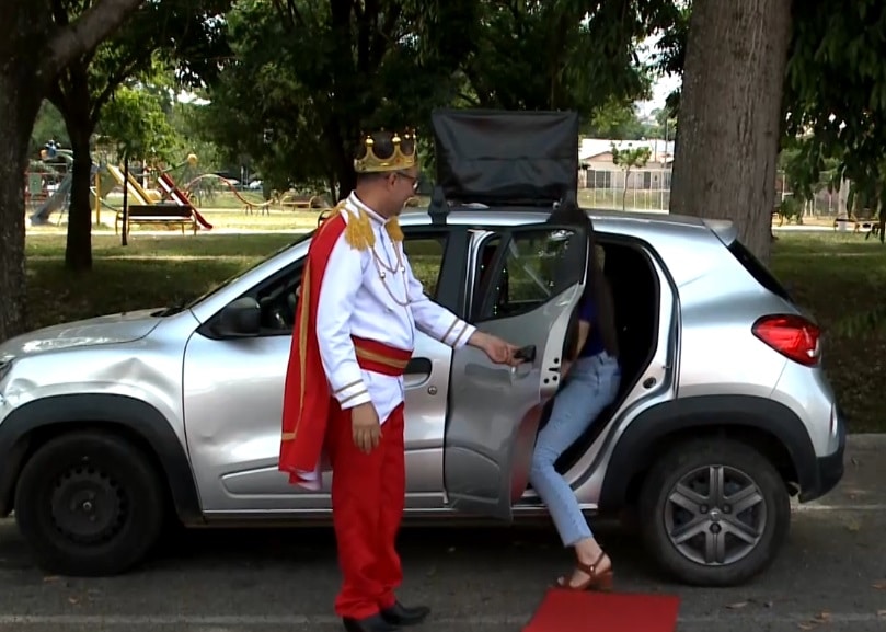 Motorista personaliza carro para encantar passageiros em Sorocaba