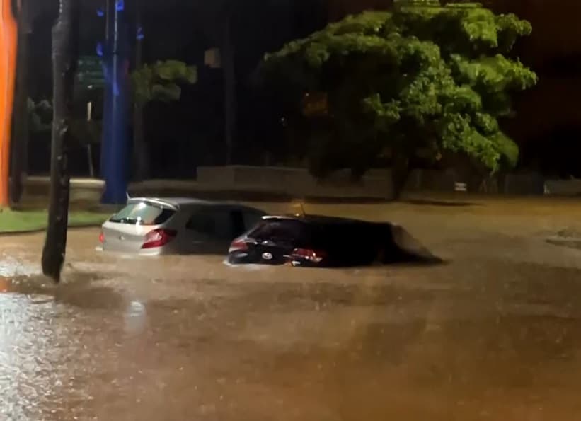 Moradores calculam os prejuízos após chuva