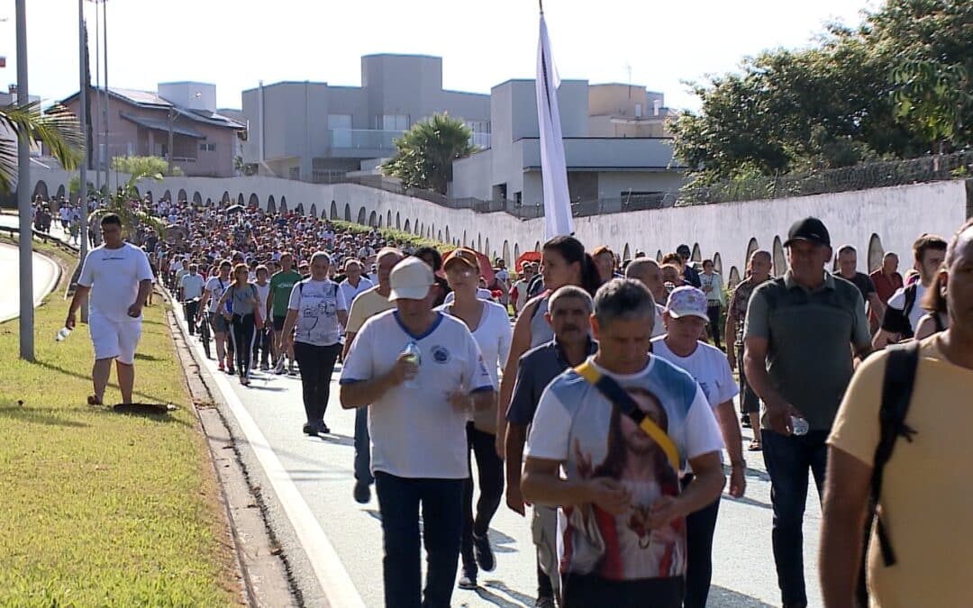 Centenas de pessoas participam da romaria de Aparecidinha