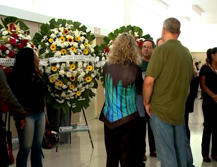 Familiares se despedem de vítima do alagamento em Sorocaba