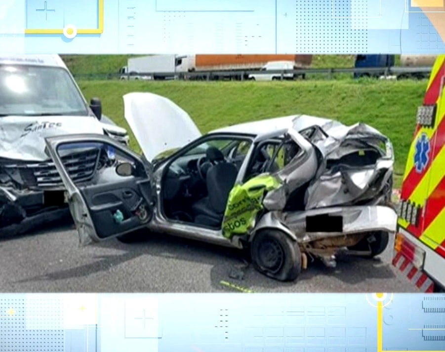 Imagem de carro destruído pelo acidente
