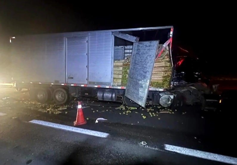 Imagem do caminhão destruído após o acidente em Araçoiaba da Serra