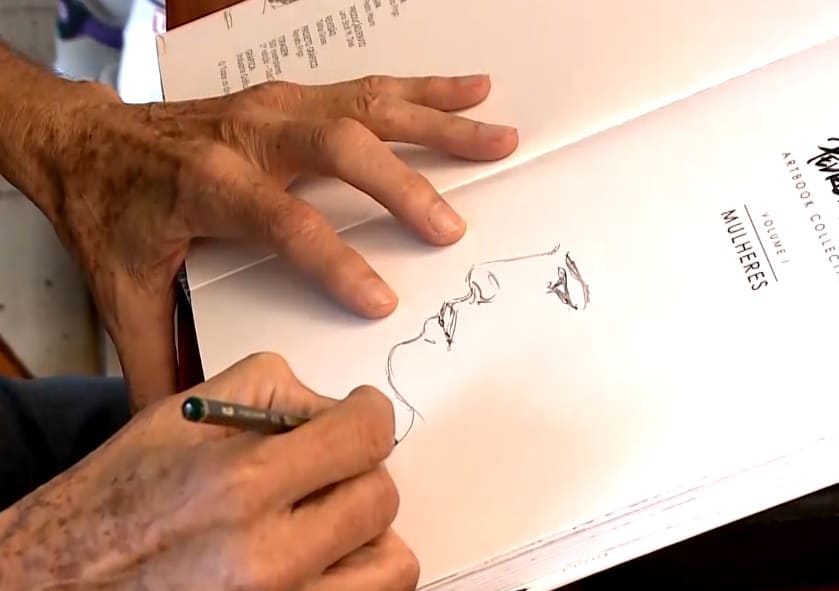 Ilustrador desenhando um rosto em seu caderno