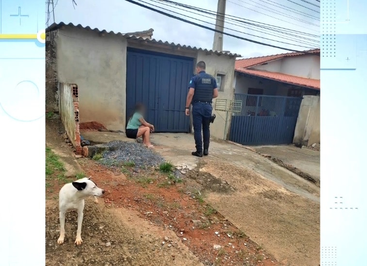 Policial Civil em frente à casa onde ocorreu a violência doméstica