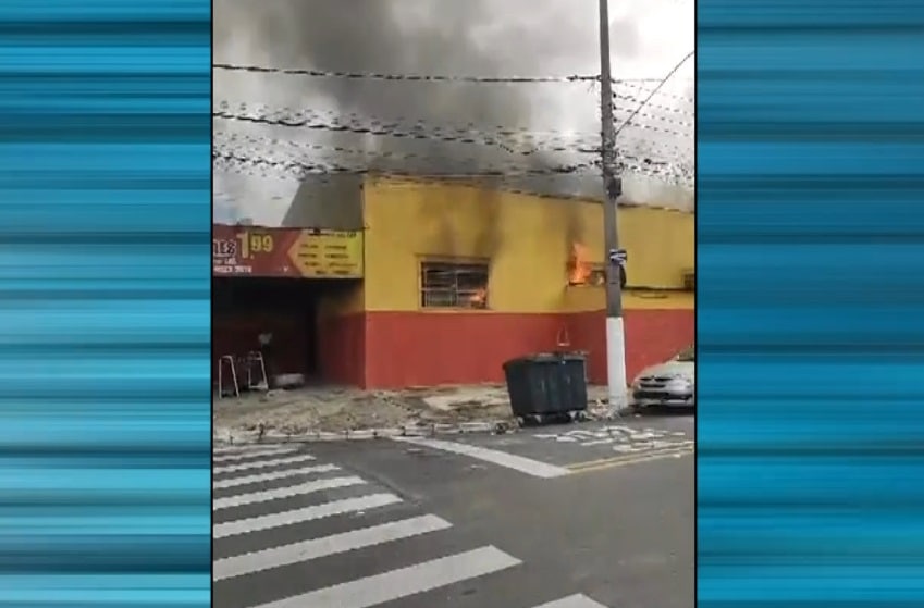 Loja sendo destruída pelo fogo