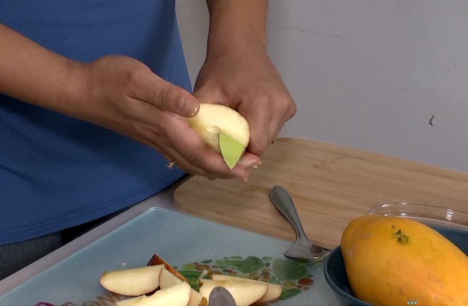 Mulher cortando uma maçã