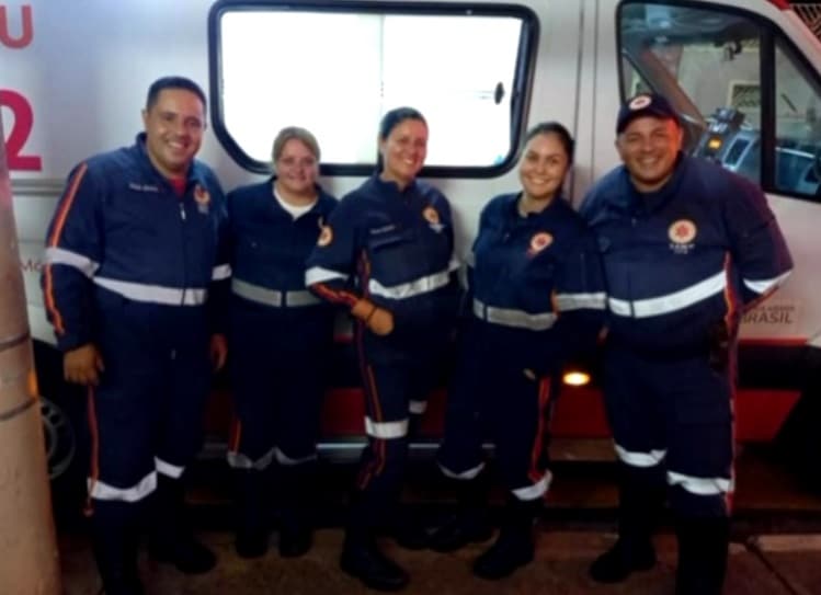 Imagem da equipe de de resgate que auxiliou no parto feito em ambulância em Angatuba