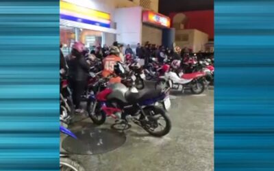 Parentes e amigos se despedem de motociclista, vítima de acidente em São Roque