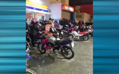 Parentes e amigos se despedem de motociclista, vítima de acidente em São Roque