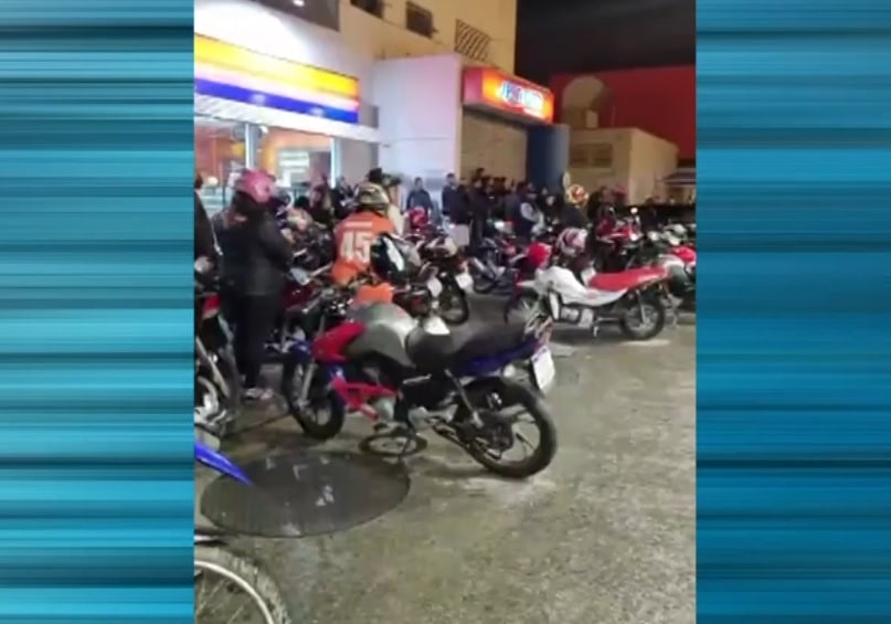 Parentes e amigos se despedem de motociclista, vítima de acidente em São Roque