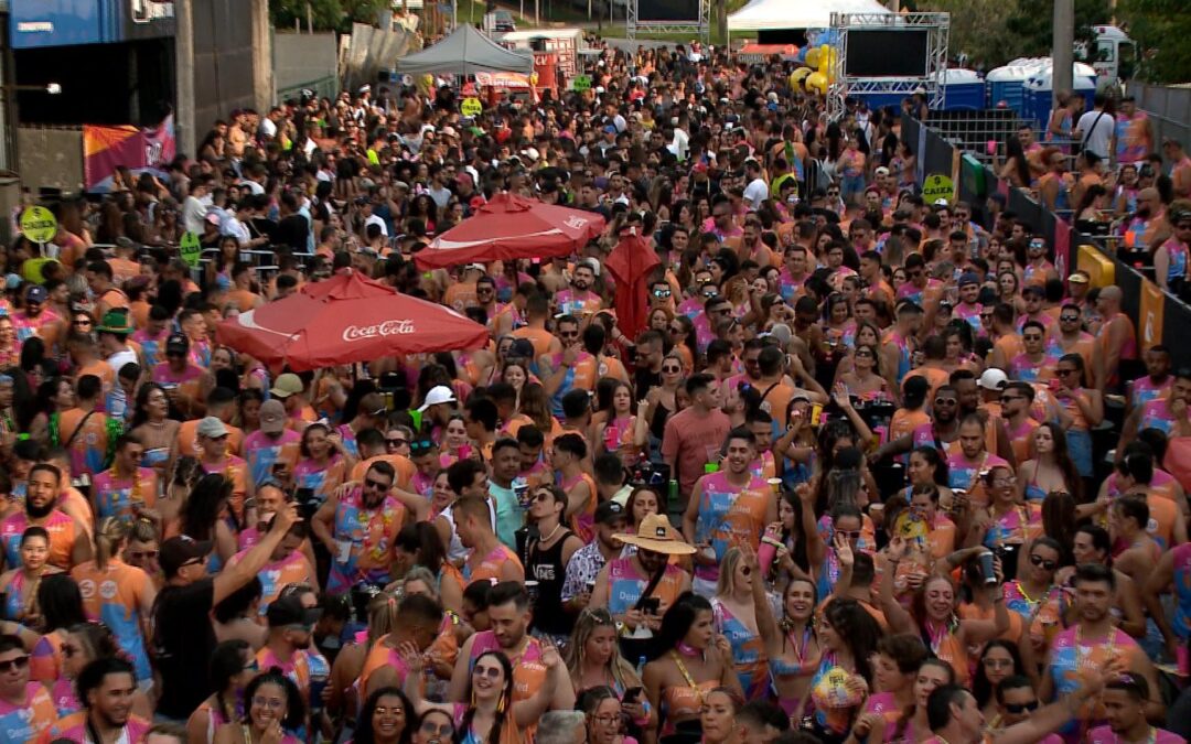 Bloco do Caranguejo atrai centenas de pessoas que caem na folia em Sorocaba