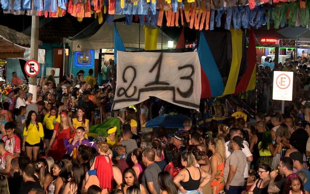 Desfile dos carrões é destaque do carnaval de Cerquilho