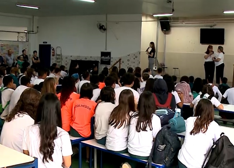 Estudantes no pátio da escola