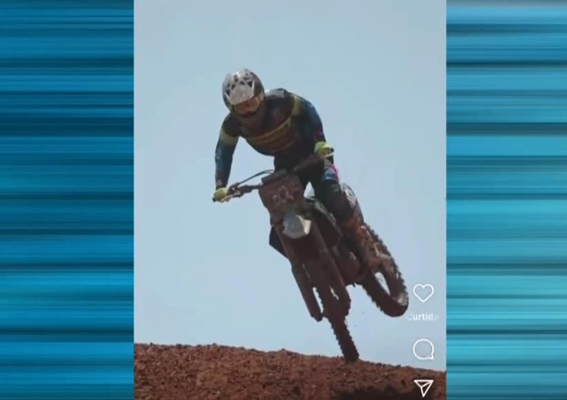 Imagem de piloto de motocross correndo na pista.