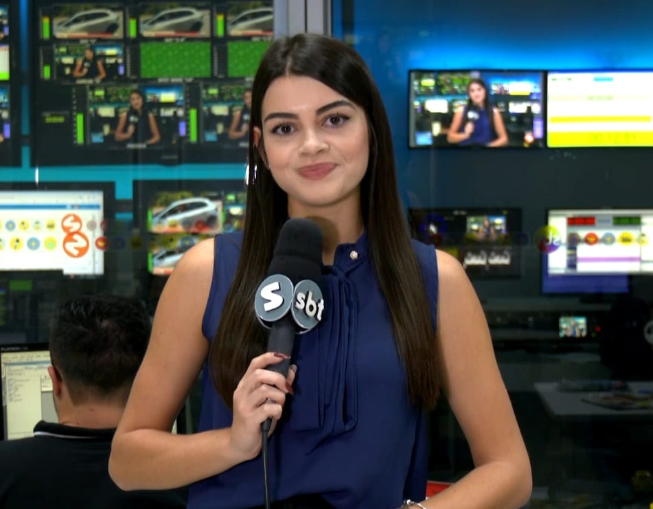 Rep&oacute;rter Daniele Gonzales falando sobre o servi&ccedil;o do Detran-SP.