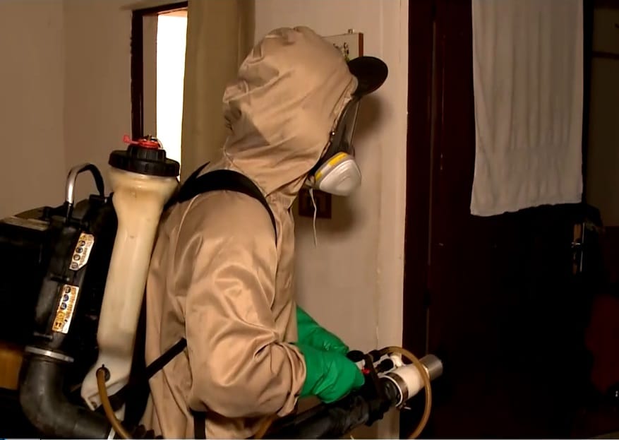 Imagem de agente realizando nebulização em uma casa.