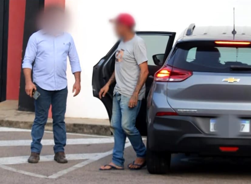 Imagem do homem acusado, saindo do carro.