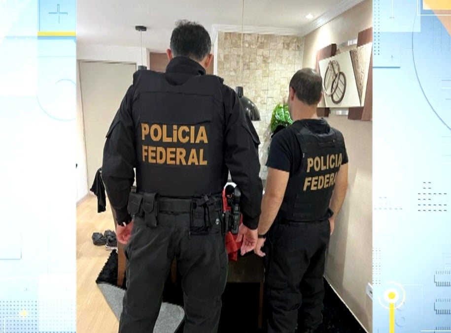 Imagem de 2 policiais federais na operação.