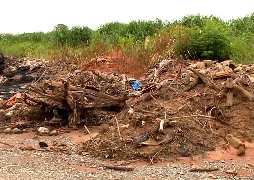 Imagem de terreno abandonado, em Araçoiaba da Serra.