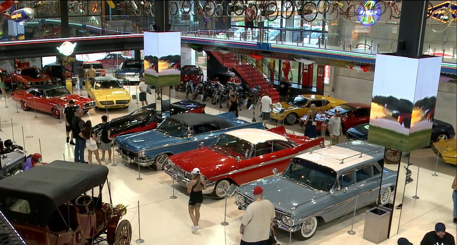 Imagem aérea da exposição dos carros.