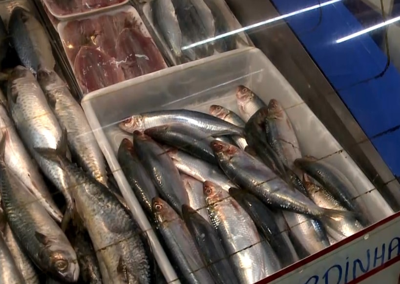 Imagem de peixes expostos para venda.