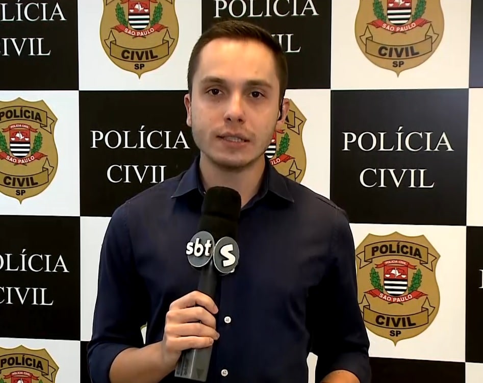 Repórter Luis Negrelli na delegacia falando sobre o caso de homicídio que aconteceu em Mairinque no ano de 2023.
