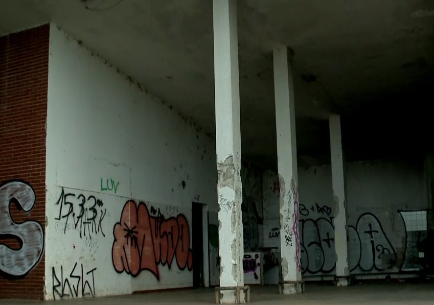 Imagem do prédio abandonado.