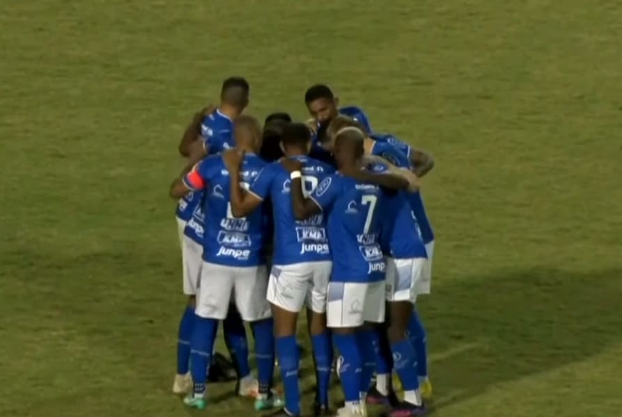 Jogadores do São Bento reunidos em campo.