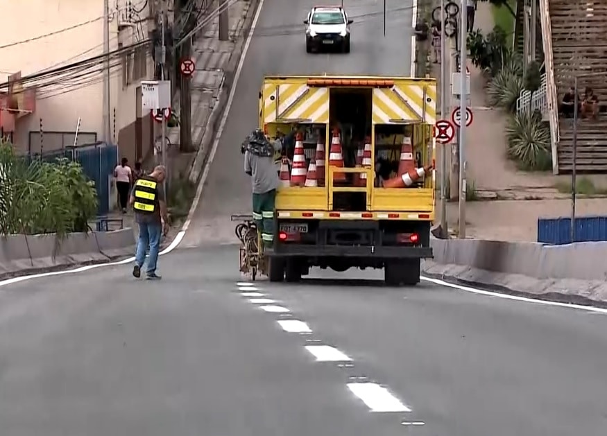 Imagem da obra sendo feita no viaduto.