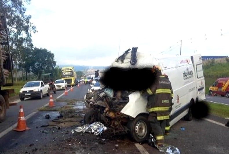 Imagem da van após o acidente.