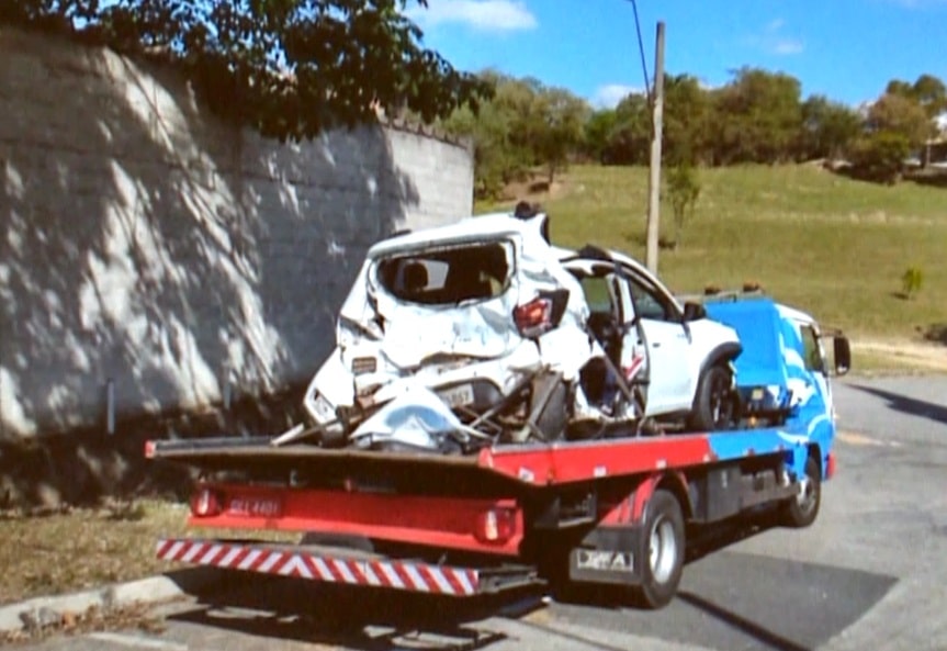Imagem de carro após o acidente, sendo levado pelo guincho.