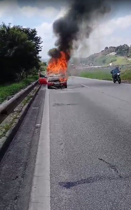 Carro pega fogo na Raposo Tavares e causa lentidão em Sorocaba